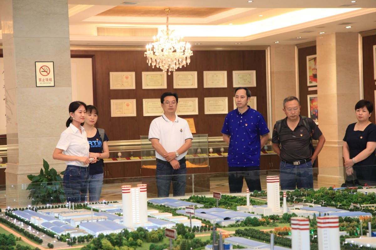 听取公司十大基地战略布局情况介绍，左三：杨华锋，右三：江本武.JPG
