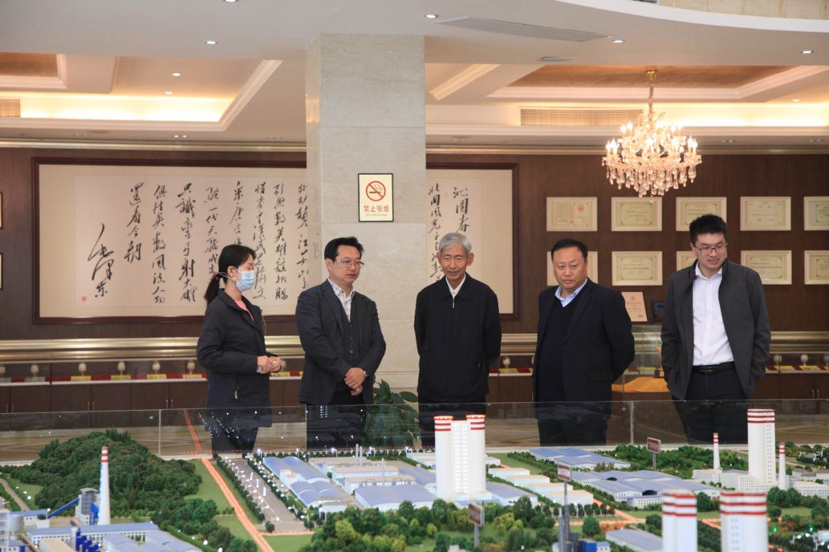 6听取6686.com官网十大生产基地沙盘介绍（左三：杨朝飞、右二：王文战、左二：杨华锋.JPG