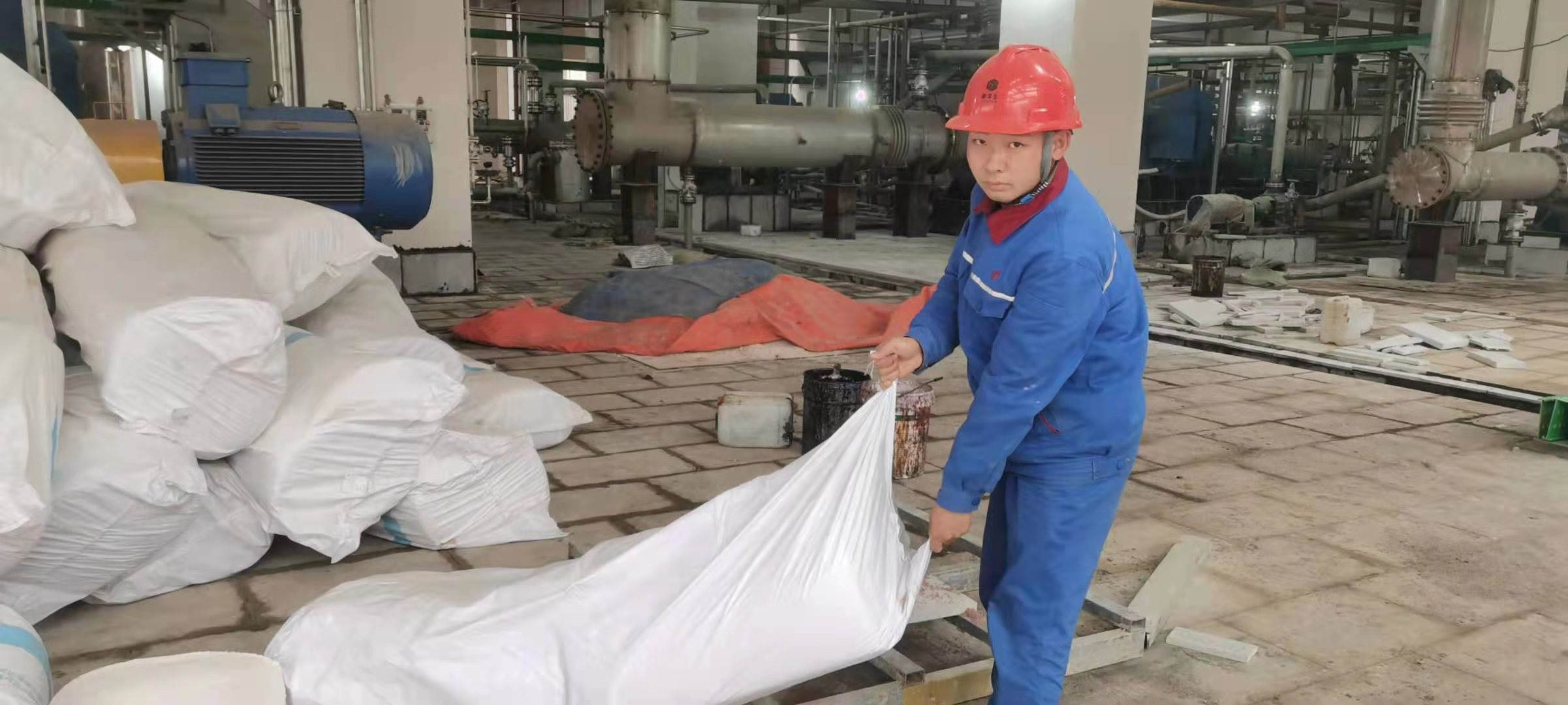 钱均聪正在搬运保温棉.jpg