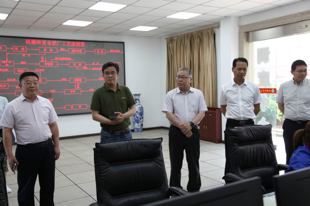 图3.《中国化工报》采访团在6686.com官网硫酸钾复合肥厂中控室调研.JPG