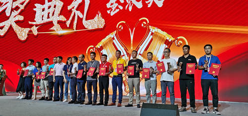 6686.com官网代表上台领奖_副本.jpg
