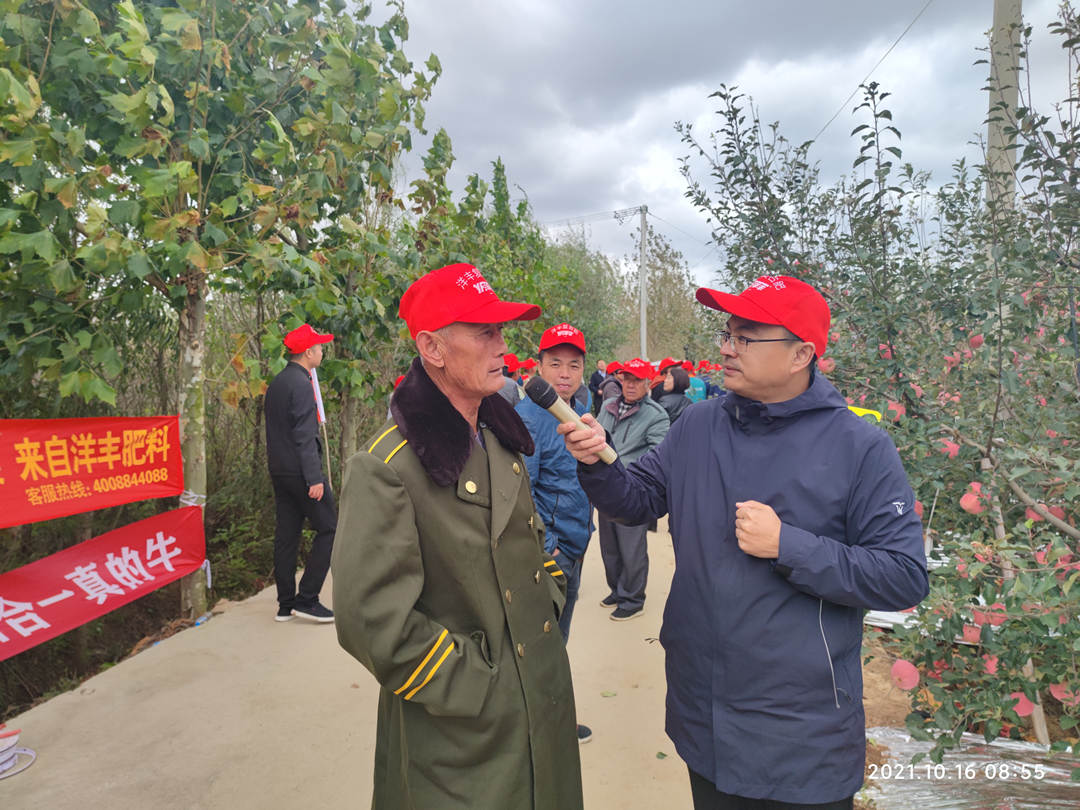 观摩人员现场接受笔者采访.jpg