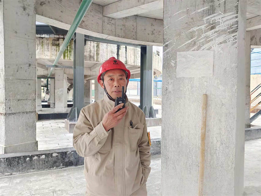 胡继楷正在提醒中控人员调整蒸汽.jpg