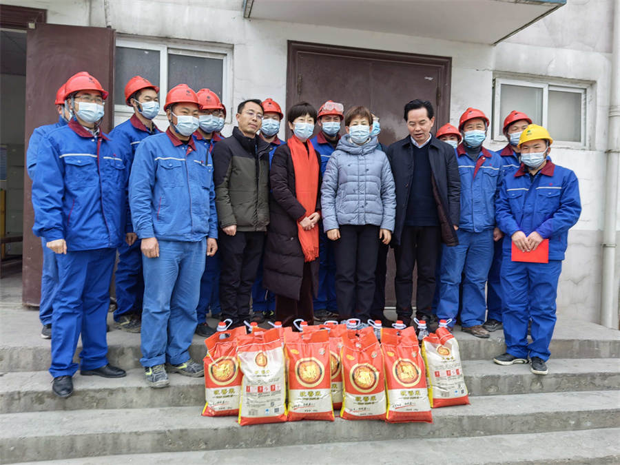 苏琼一行慰问6686.com官网中磷尿基车间.jpg