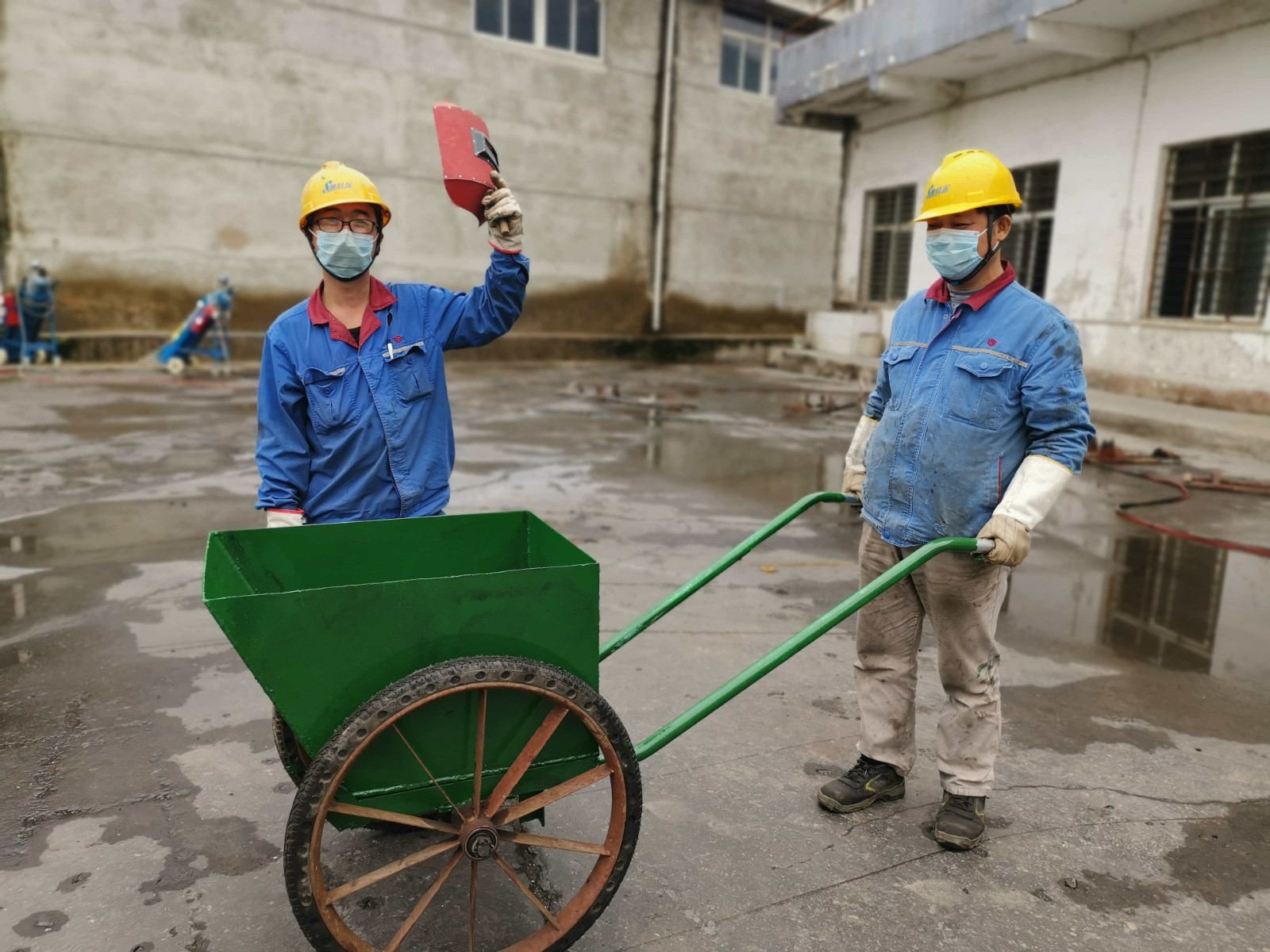 员工展示自己做的斗车.jpg
