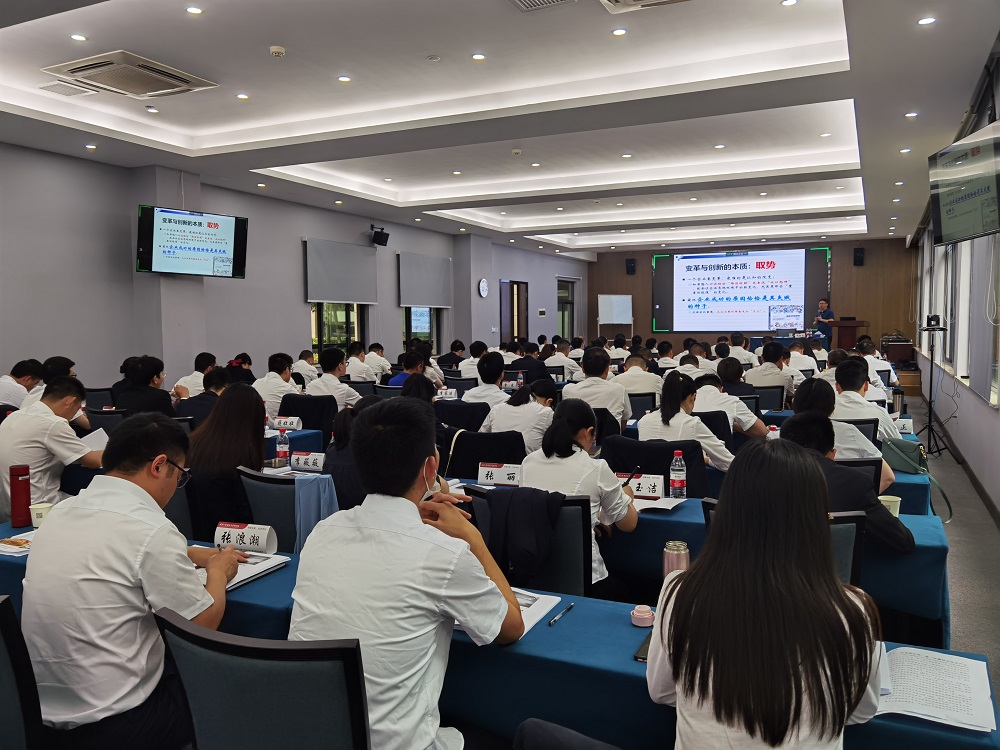 6686.com官网开展第二期中高层综合能力提升培训.jpg