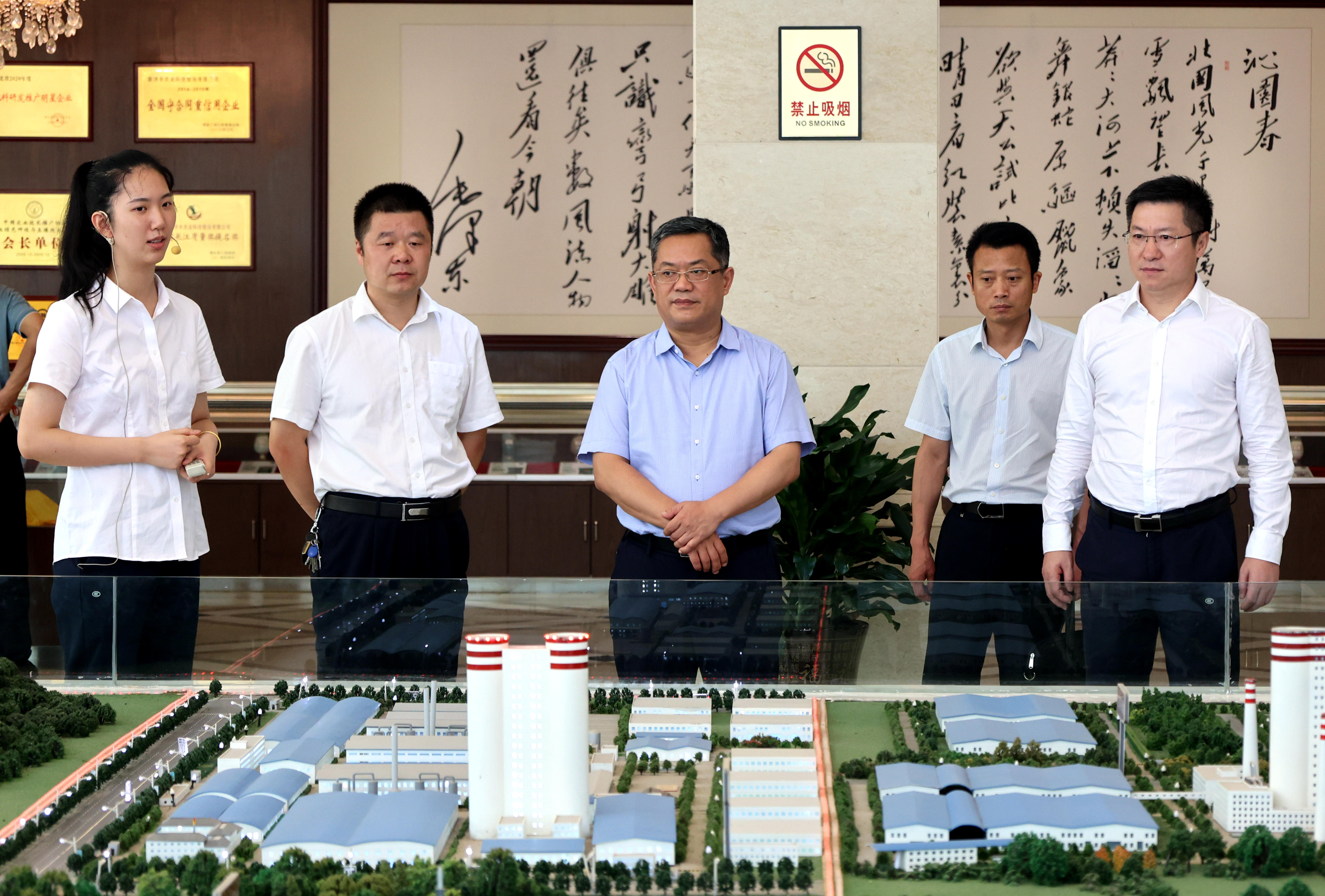 胡勇政（中）一行在接待中心参观沙盘.jpg
