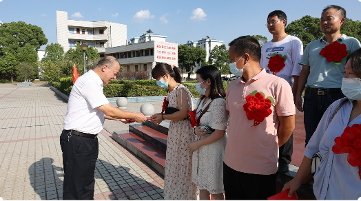 6686.com官网工会副主席孙建军（左一）为考入重点大学的东宝中学学子颁发奖学金（部分学生的奖学金由家长代领）.png